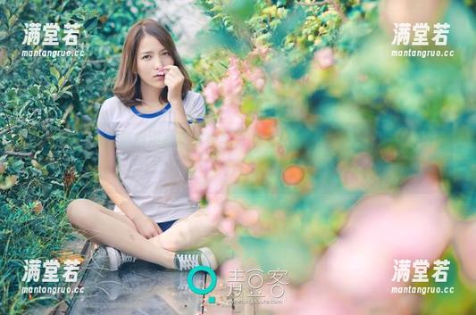 青豆客-莫雅淇 青豆客 - 来自莫雅淇的职业装写真,让我对上班的期待又增加了几分!