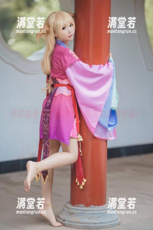 吊带的春天：面饼仙儿的私拍套图来啦！