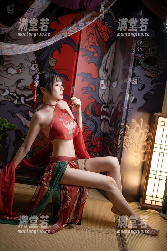 在线趣评：香草喵露露在白裙里是不是有点儿太亏了，哈哈！