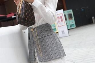 OL制服黑丝在魔镜街拍里闪耀，套图里的资源仿佛在说：“看这里！”